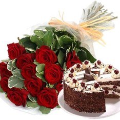 Bunch of 10 Red Roses & 1/2 Kg Black Forest Cake